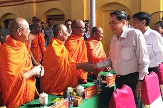 Chủ tịch Quốc hội dự ngày hội Đại đoàn kết toàn dân tộc ở Cần Thơ