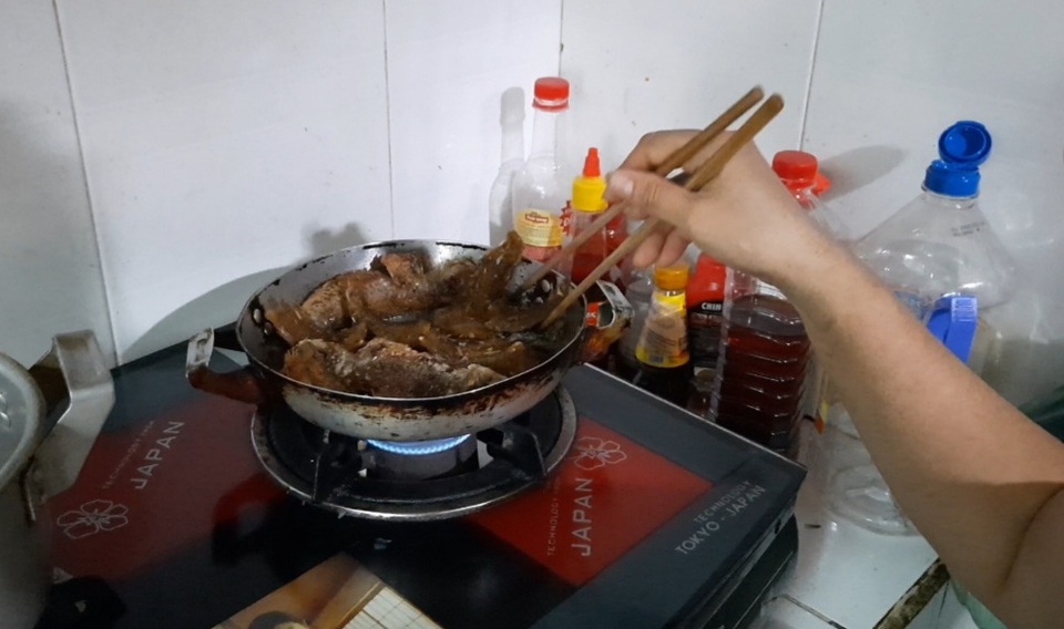 TPHCM: Bữa cơm không thịt của công nhân bị giảm lương vì Covid-19 - 5 TPHCM: Bữa cơm không thịt của công nhân bị giảm lương vì Covid-19 - 5