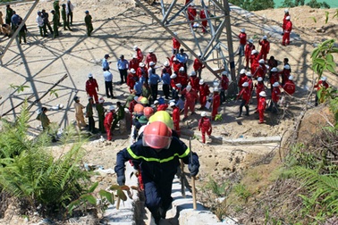 Hàng trăm công nhân ngược núi bảo vệ đường dây hòa mạng 500KV