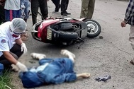Người phụ nữ đi xe máy tử vong sau tiếng nổ từ đám cháy bên đường