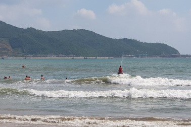 Nha Trang: Du khách tắm biển bất chấp sóng lớn, vùng xoáy nguy hiểm