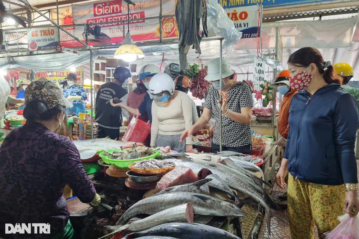 Người dân nhộn nhịp đi sắm Tết, giá thực phẩm bắt đầu leo thang - 2 Người dân nhộn nhịp đi sắm Tết, giá thực phẩm bắt đầu leo thang - 2