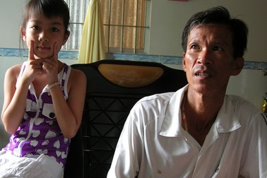 Cô giáo dùng băng keo dán miệng học sinh