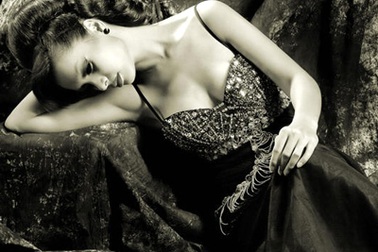 Thúy Hạnh đẹp bí ẩn trong bộ ảnh mới