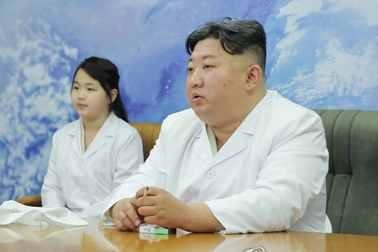 Con gái ông Kim Jong-un cùng cha thị sát trung tâm vệ tinh