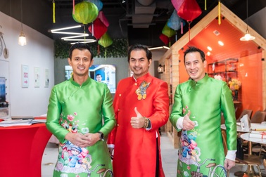 Đức Tiến diện áo dài cho đỡ nhớ quê hương