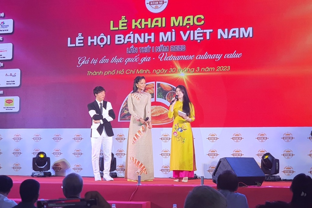 HHen Niê tiết lộ chuyện xúc động khi thi Miss Universe với bánh mì - 2 HHen Niê tiết lộ chuyện xúc động khi thi Miss Universe với bánh mì - 2