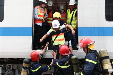Khoảng 1.000 người diễn tập chữa cháy trên tàu metro Bến Thành - Suối Tiên