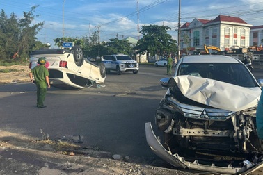 Ô tô lật ngửa bụng sau va chạm, 2 người bị thương