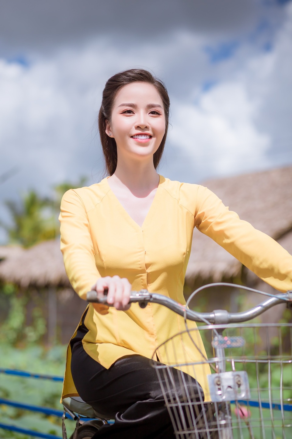 Hoa khôi Vũ Thanh Tú mộc mạc với áo bà ba nơi thôn dã - 1 Hoa khôi Vũ Thanh Tú mộc mạc với áo bà ba nơi thôn dã - 1