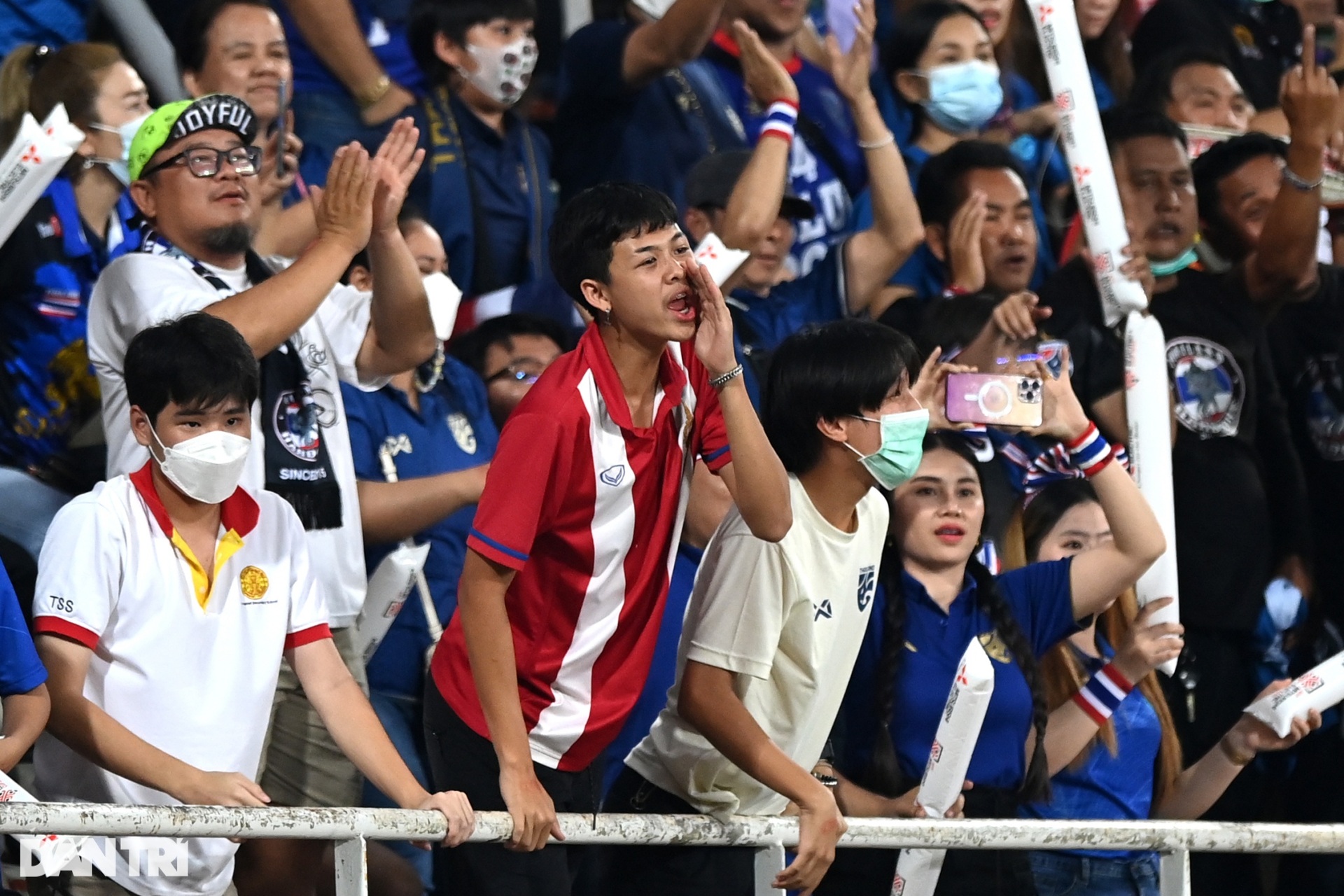 CĐV Thái Lan ngất trên khán đài, nhanh chóng lên cáng ra xe cứu thương - 9 CĐV Thái Lan ngất trên khán đài, nhanh chóng lên cáng ra xe cứu thương - 9