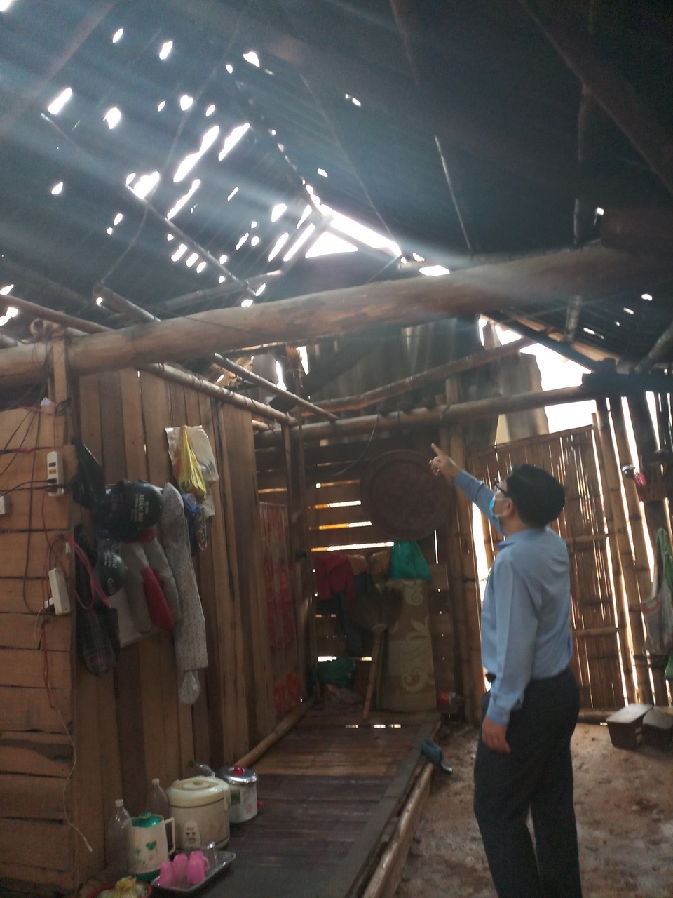 Mưa đá, lốc xoáy càn quét làm hàng trăm ngôi nhà hư hỏng - 13 Mưa đá, lốc xoáy càn quét làm hàng trăm ngôi nhà hư hỏng - 13