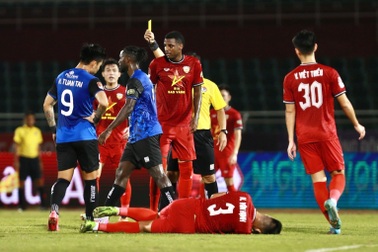 Chơi thô bạo đối phương, cầu thủ CLB TPHCM thoát thẻ đỏ khó hiểu