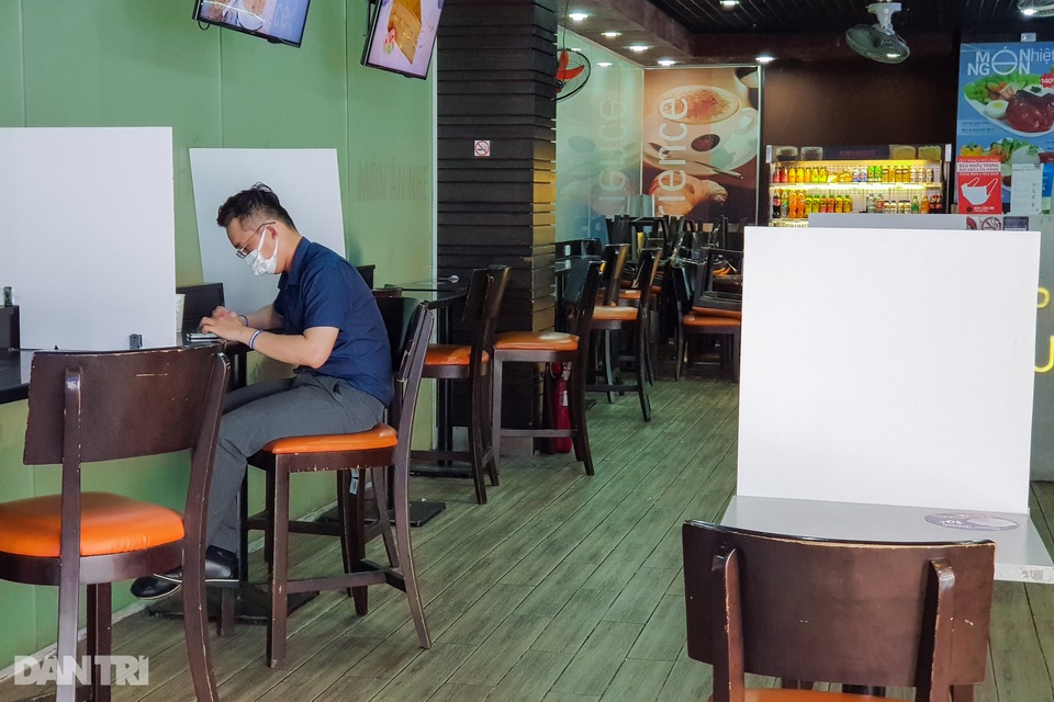 Sân bay Tân Sơn Nhất vắng vẻ.jpg Sân bay Tân Sơn Nhất vắng vẻ.jpg