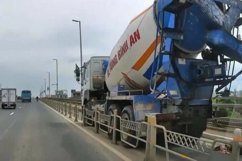 Xe bồn đi vào đường cấm trên cầu Nhật Tân, một người tử vong - 1 Xe bồn đi vào đường cấm trên cầu Nhật Tân, một người tử vong - 1