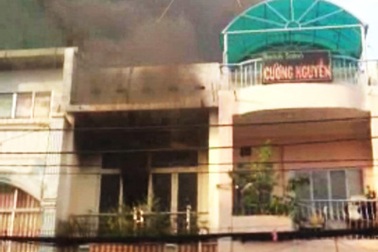 Cháy nhà 2 tầng, một gia đình thoát chết