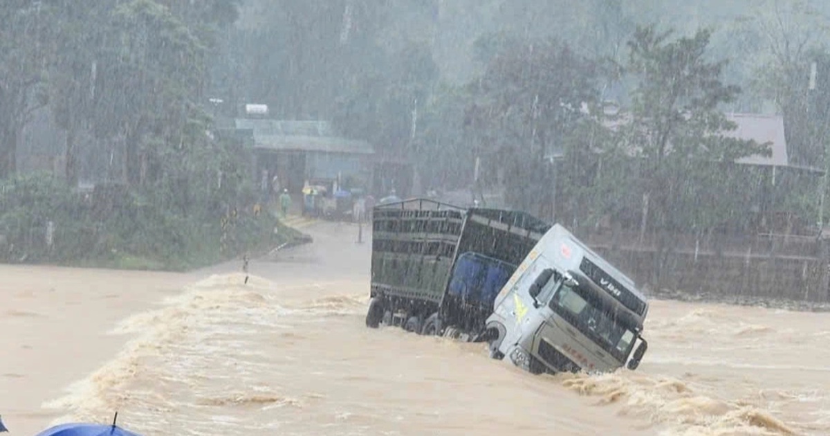 Tự ý mở rào đi qua vùng ngập sâu, tài xế và xe tải bị nước lũ cuốn trôi