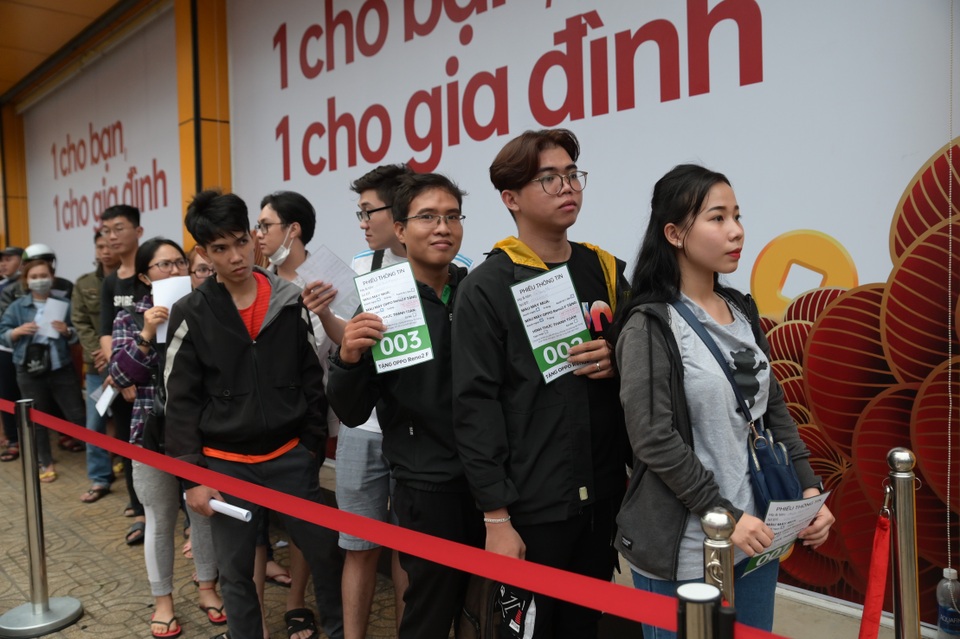 Hàng trăm người xếp hàng mua 1 tặng 1 OPPO Reno2 F tại Thế Giới Di Động - 2 Hàng trăm người xếp hàng mua 1 tặng 1 OPPO Reno2 F tại Thế Giới Di Động - 2