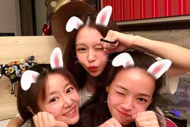 Lâm Tâm Như khoe ảnh mặt "mộc" bên hội bạn thân toàn ngôi sao