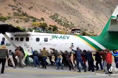Video hành khách đẩy máy bay Nepal bị nổ lốp trên đường băng