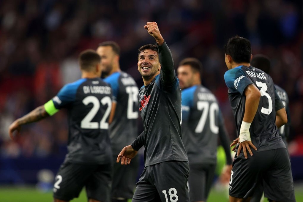 Liverpool thắng nhẹ Rangers, Napoli chơi tennis với Ajax - 2 Liverpool thắng nhẹ Rangers, Napoli chơi tennis với Ajax - 2