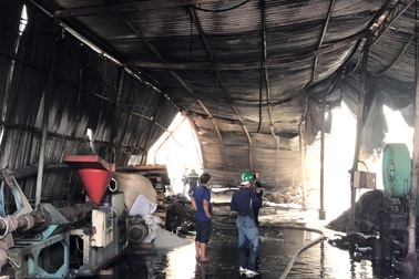 Cháy lớn tại cơ sở tái chế hạt nhựa, hàng nghìn m2 nhà xưởng đổ sập