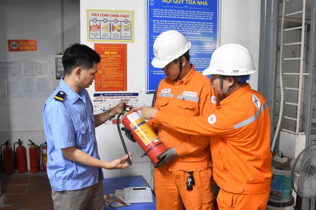 Điện lực Hà Nội cảnh báo nguy cơ cháy nổ do sự cố điện - 1 Điện lực Hà Nội cảnh báo nguy cơ cháy nổ do sự cố điện - 1
