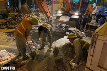 Xuyên đêm lấp "hố tử thần" giữa đường phố Hà Nội