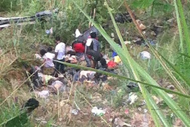 Xe buýt lao xuống núi tại Philippines, 25 người chết