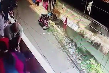 Thót tim khoảnh khắc người đàn ông bị ngất, suýt ngã khỏi ban công