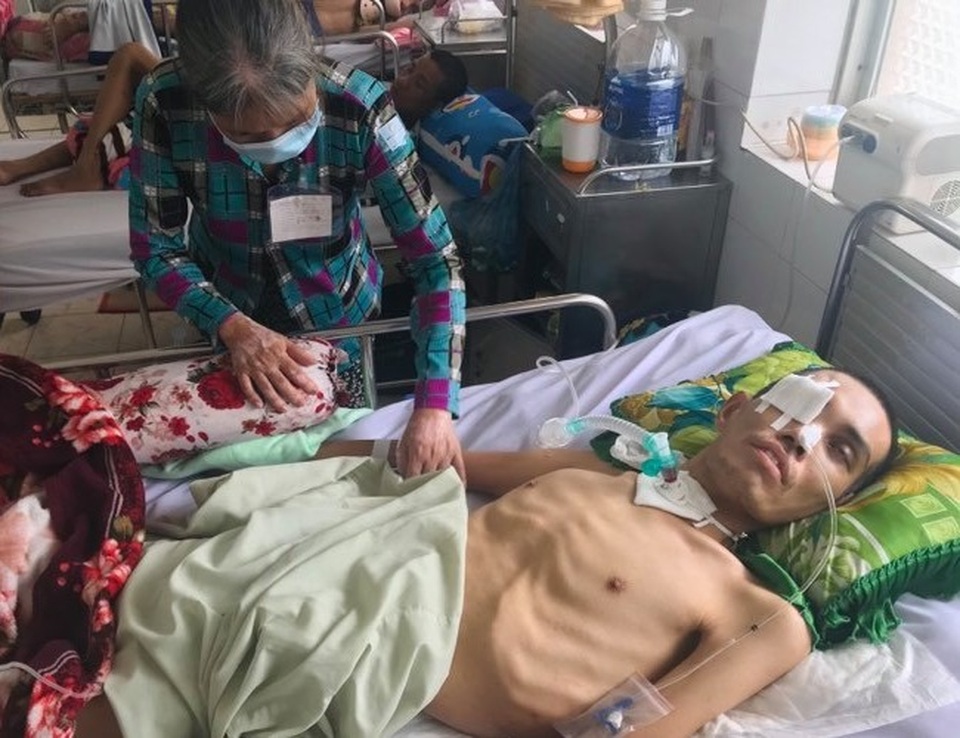 Thương người mẹ nghèo bệnh tật lận đận rời quê vào chăm con sau vụ tai nạn - 4 Thương người mẹ nghèo bệnh tật lận đận rời quê vào chăm con sau vụ tai nạn - 4