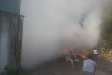 Cháy ở xưởng chưng cất nhựa thông, khói bốc lên ngùn ngụt