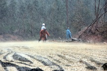 Đội mưa thi công đường vào nơi an táng Đại tướng