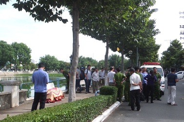 Người đàn ông nằm chết trên ghế đá công viên