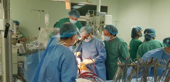 Các bác sÄ© tiến hà nh ghép tim cho bá»nh nhân.