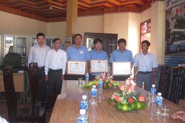 Khen thưởng 3 tài xế trả lại hơn 60 triệu đồng cho khách