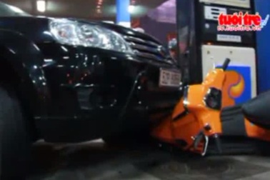 Ôtô Ford đâm gãy đôi xe máy Nouvo và Vespa