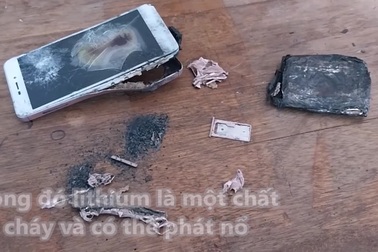 Khoảnh khắc smartphone bốc cháy khi cô gái tự sửa chữa ở nhà