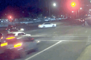 Nữ tài xế đâm xe vượt đèn đỏ, cứu mạng người đi bộ sang đường