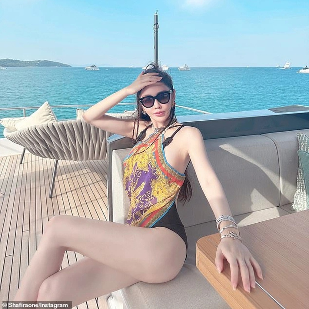 Kẻ gian lẻn vào nhà như mèo, vốc từng nắm kim cương trong biệt thự đại gia - 3 Kẻ gian lẻn vào nhà như mèo, vốc từng nắm kim cương trong biệt thự đại gia - 3