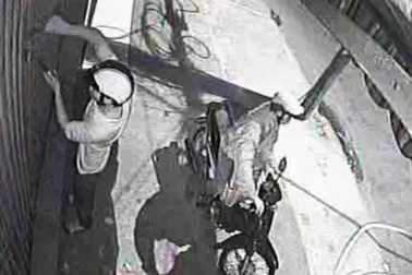 Về quê ăn Tết, camera ghi lại nhà bị trộm "nẫng" két sắt  