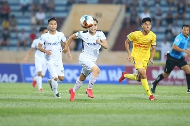 Văn Toàn phải tiêm thuốc giảm đau ở trận gặp Nam Định