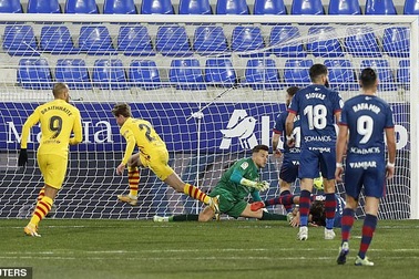 Messi ghi dấu ấn, Barcelona tìm lại mạch chiến thắng