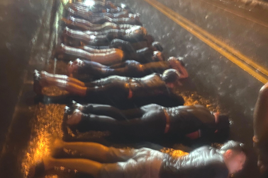 Cảnh sát chặn cầu Rạch Miễu bắt giữ nhóm giang hồ mang súng, áo chống đạn