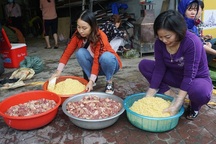 Gói bánh chưng gửi vùng lũ, cần lưu ý điều này để đảm bảo an toàn