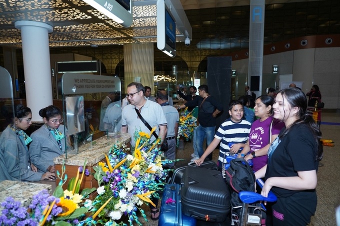 Hành khách làm thủ tục checkin tại sân bay Chhatrapati Shivaji Maharaj