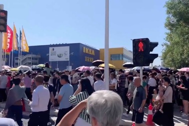 Tranh cãi cảnh “biển” người Trung Quốc chen chân chờ siêu thị mở cửa