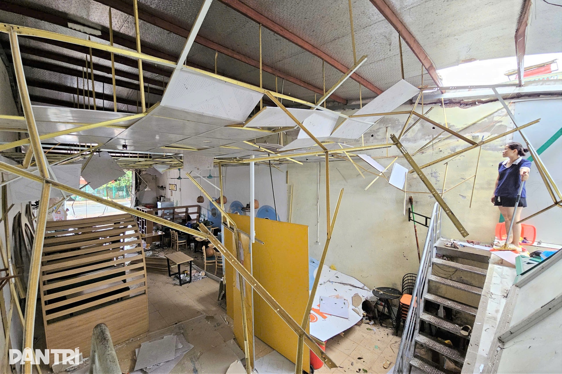 Lốc xoáy ập đến vò nát nhiều căn nhà, người dân không kịp trở tay - 6 Lốc xoáy ập đến vò nát nhiều căn nhà, người dân không kịp trở tay - 6