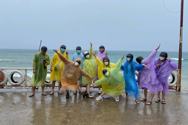 Khách du lịch mắc kẹt ở Phú Quốc: "Trốn" trong phòng ăn mì tôm chờ bão tan