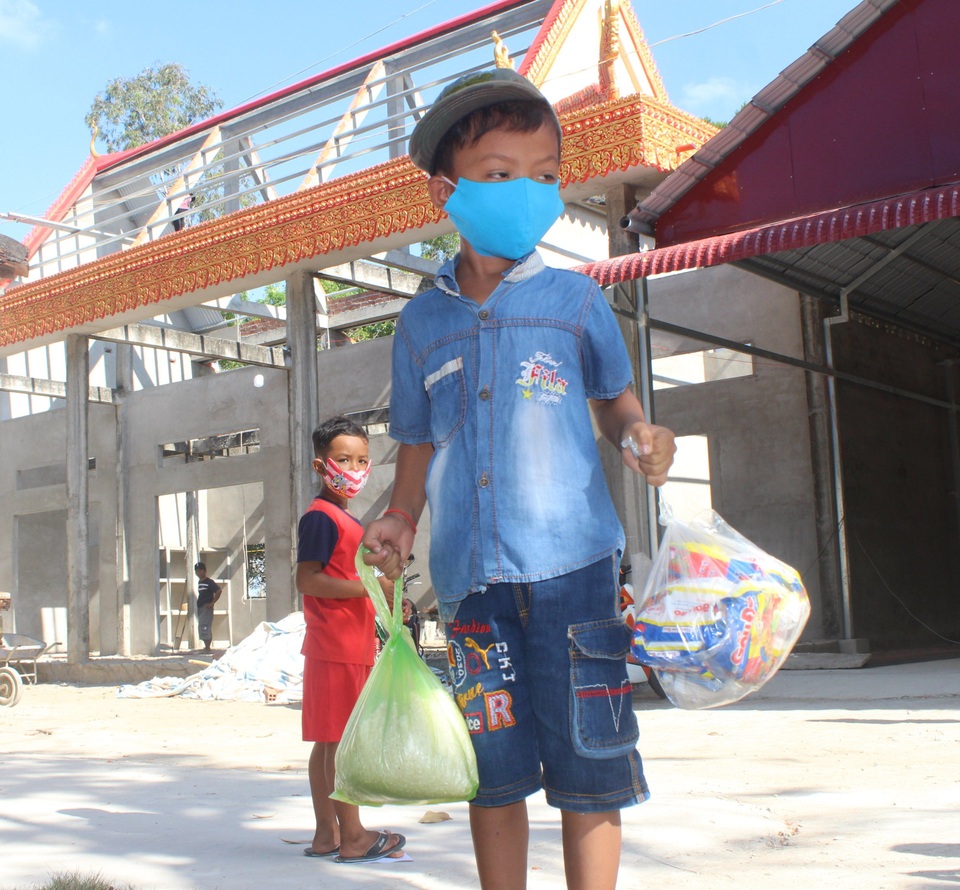 Bạc Liêu: “Cây ATM gạo” di động đến chùa hỗ trợ bà con lao động nghèo - 7 Bạc Liêu: “Cây ATM gạo” di động đến chùa hỗ trợ bà con lao động nghèo - 7